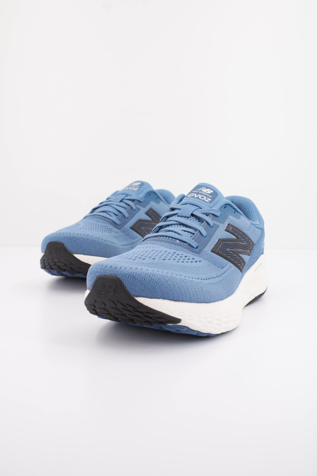 NEW BALANCE FRESH FOAM EVOZ en color AZUL  (2)