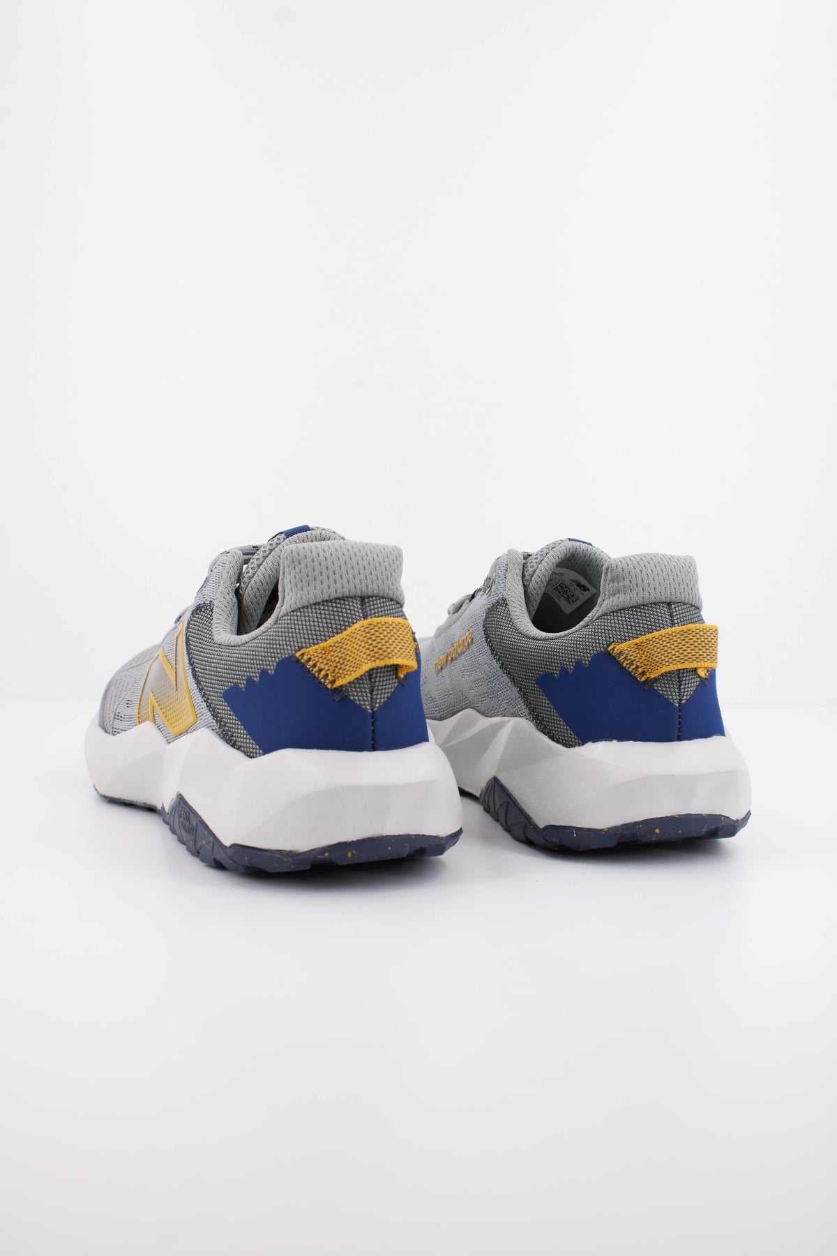 NEW BALANCE MTNTR CG en color GRIS  (4)