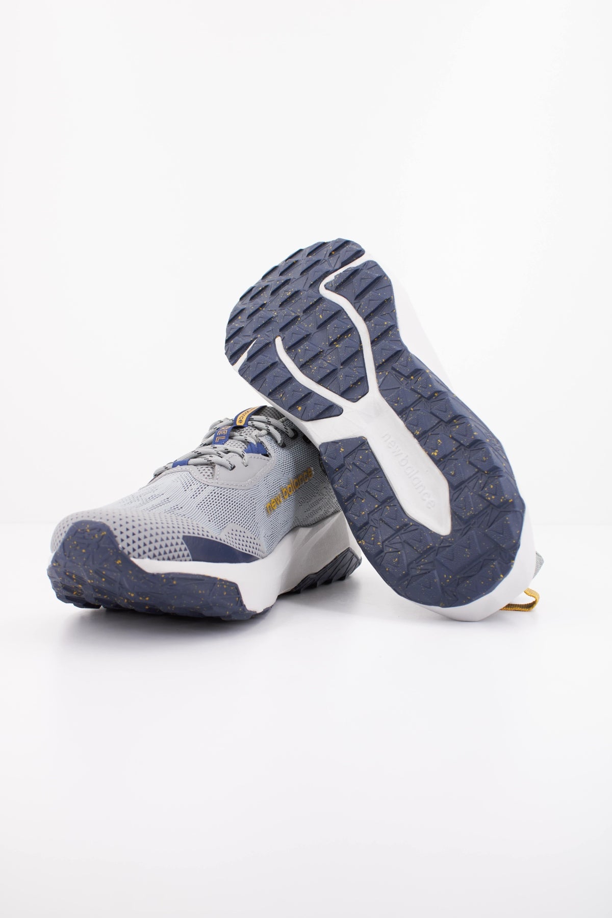NEW BALANCE MTNTR CG en color GRIS  (5)