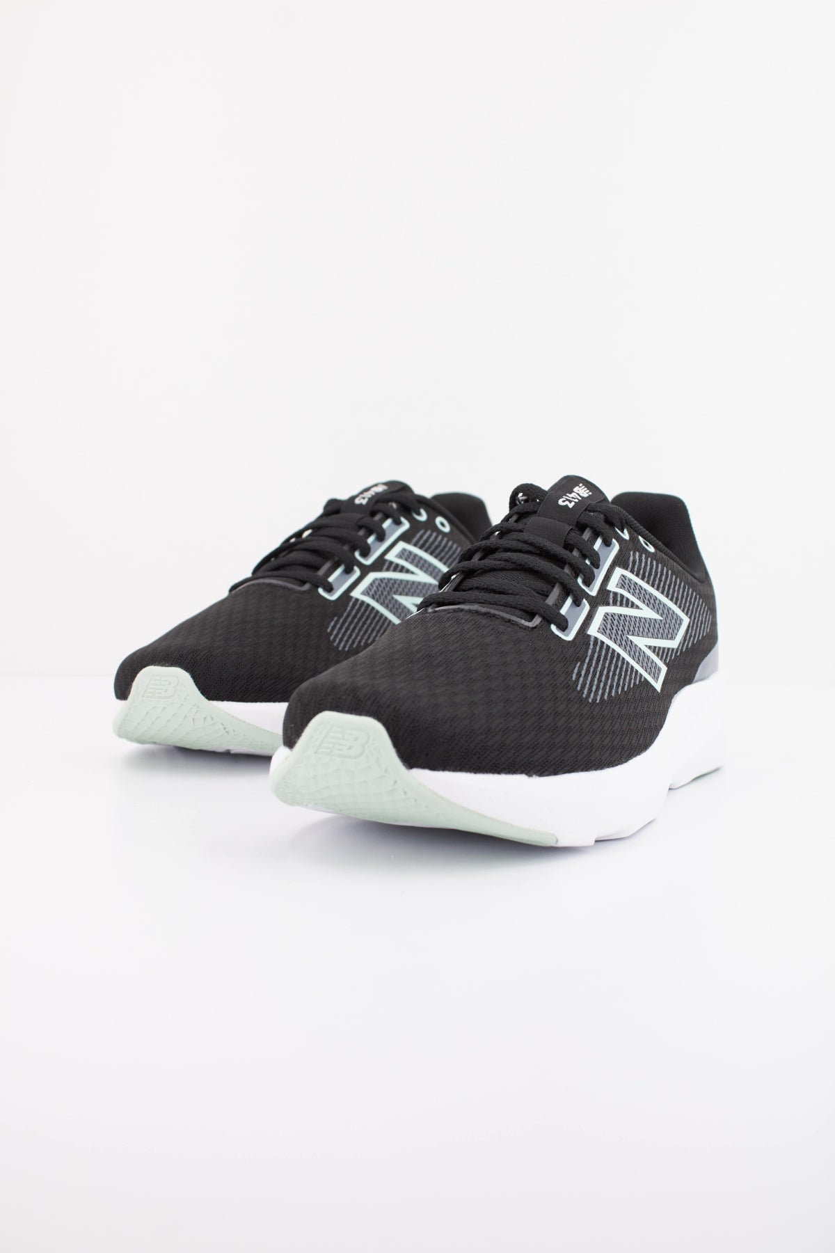 NEW BALANCE W LG en color NEGRO  (2)