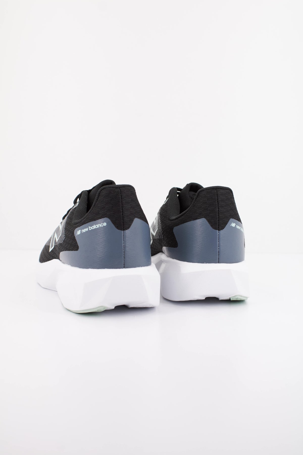 NEW BALANCE W LG en color NEGRO  (4)
