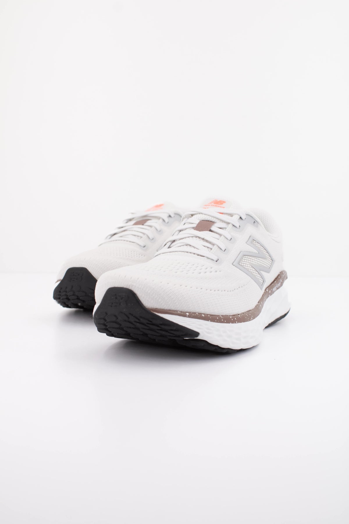 NEW BALANCE WEVOZ RE en color BLANCO  (2)