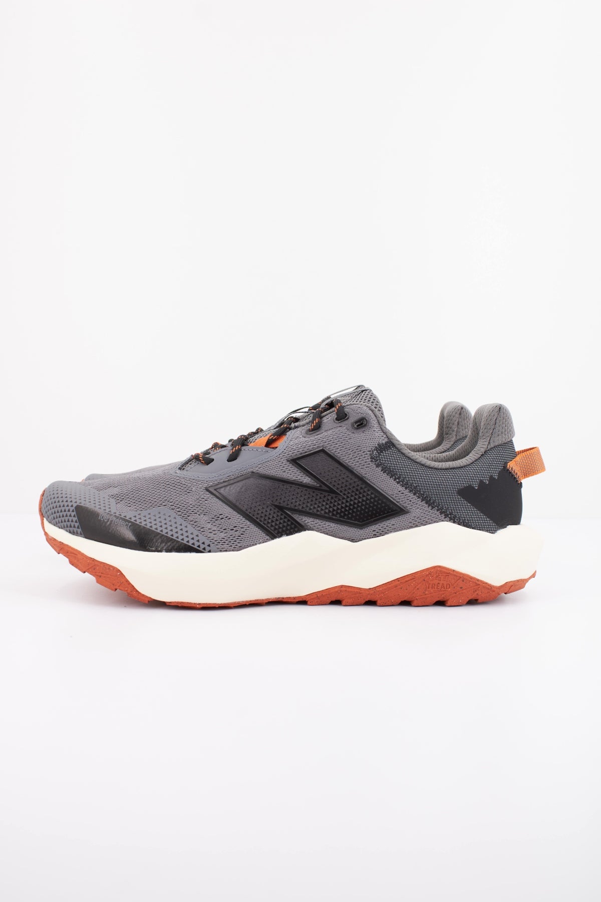 NEW BALANCE MTNTR CP en color GRIS  (1)