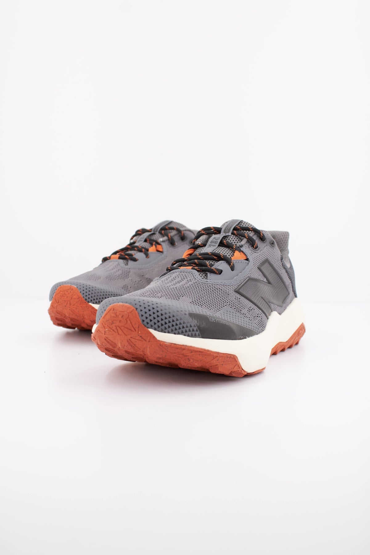 NEW BALANCE MTNTR CP en color GRIS  (2)