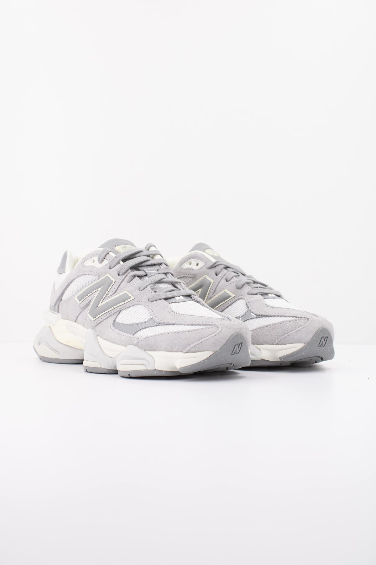 NEW BALANCE U Z DEPORTIVO en color GRIS  (2)
