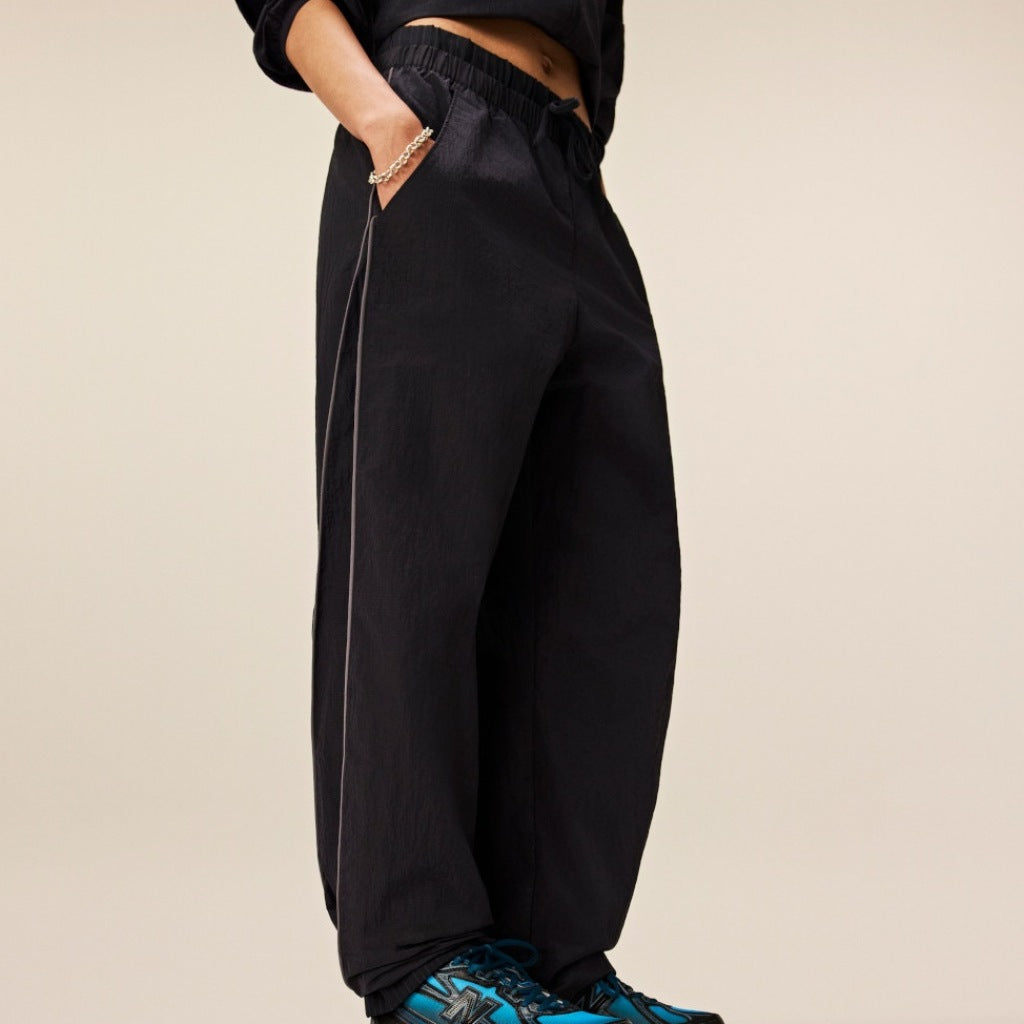 NEW BALANCE WBZE SPORT LEGACY PANT en color NEGRO  (6)