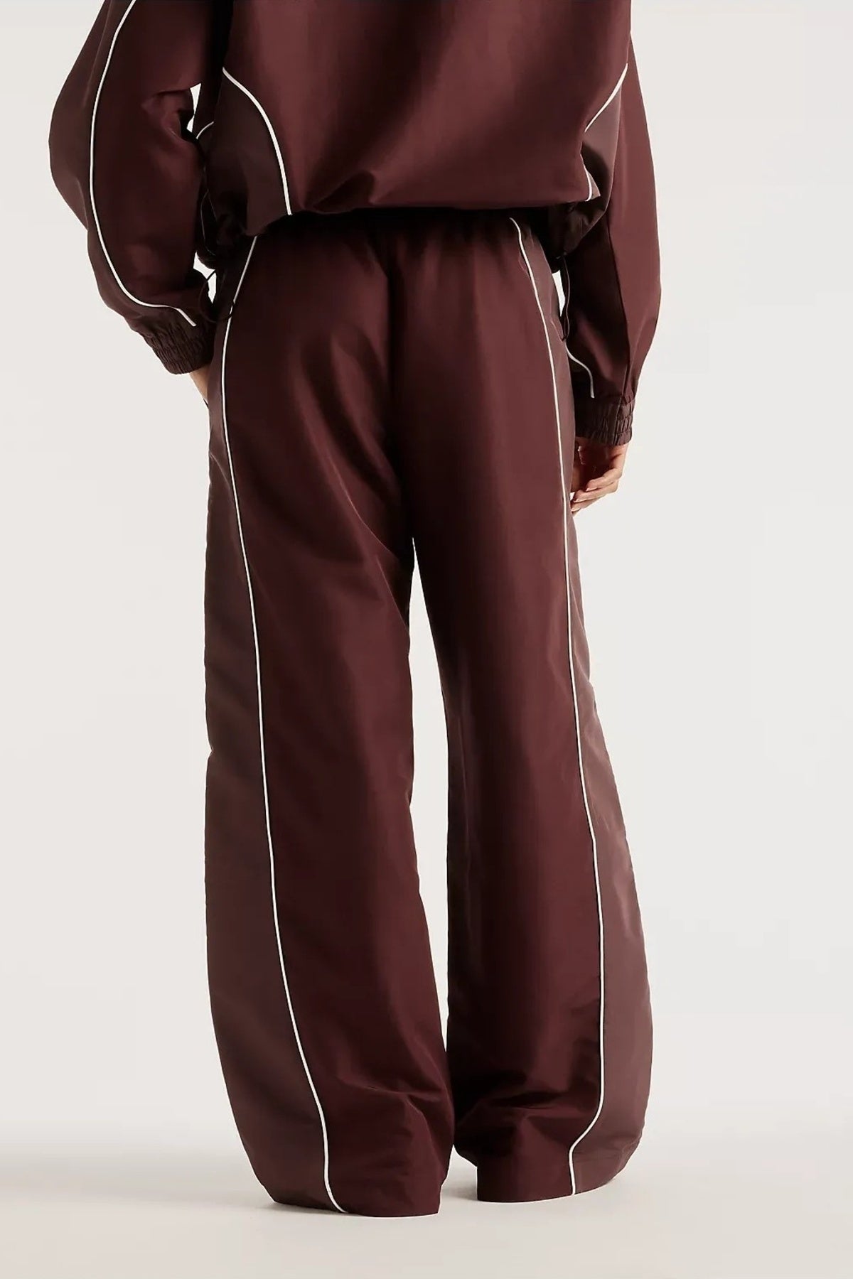 NEW BALANCE WBOUF TRACKSIDE WOVEN PANT en color MARRON  (2)