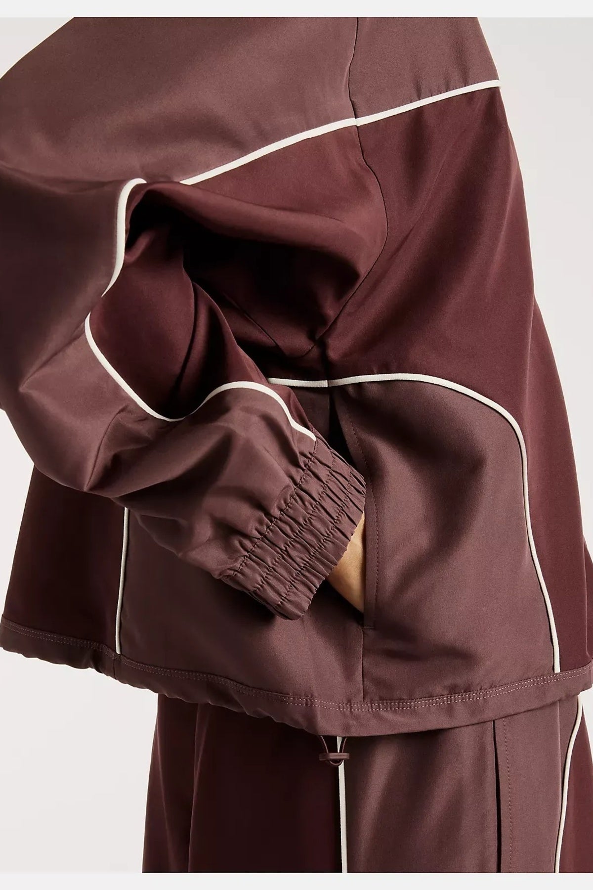 NEW BALANCE WJFY TRACKSIDE WOVEN JACKET en color MARRON  (4)