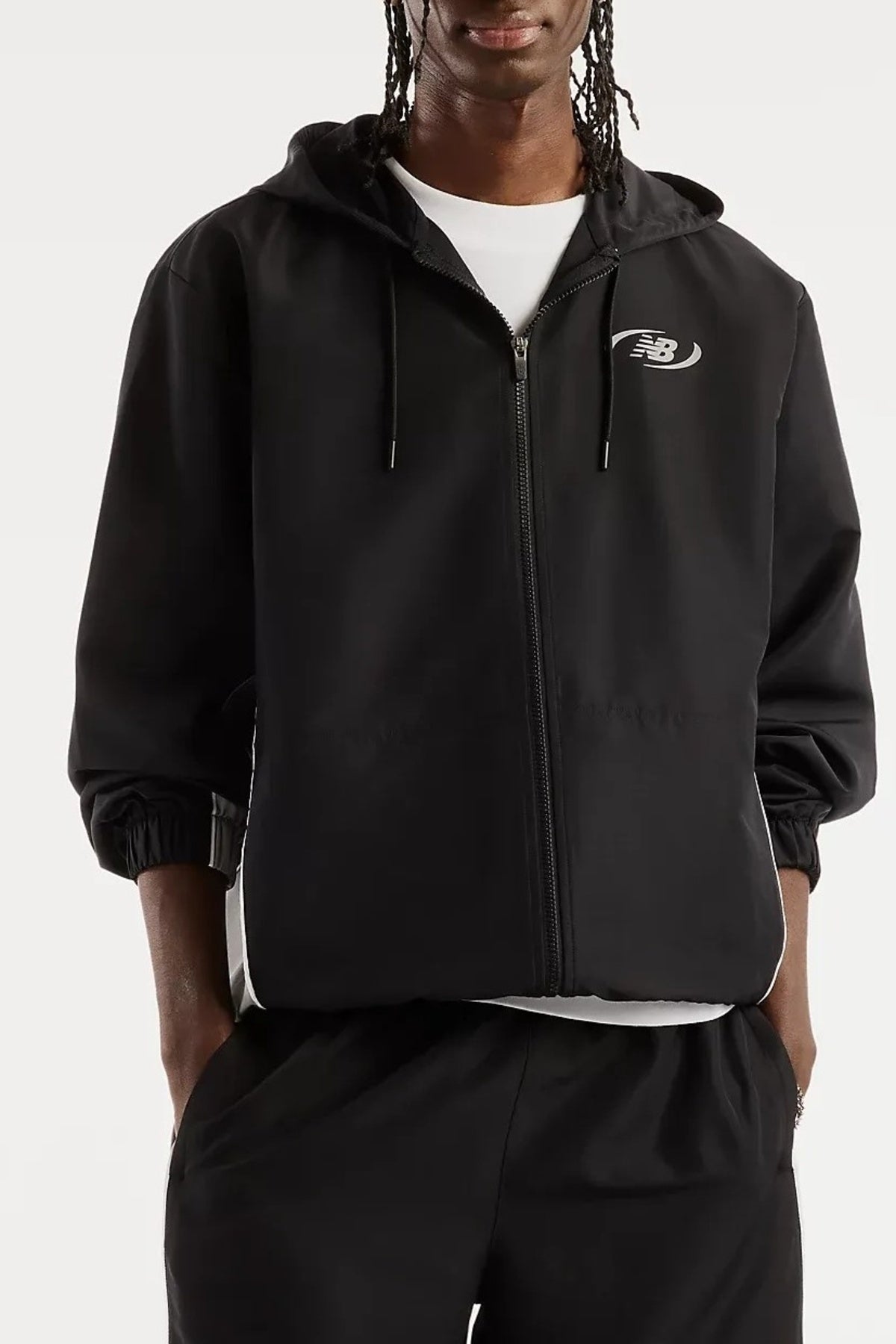NEW BALANCE MJYSJ TRACKSIDE WOVEN JACKET en color NEGRO  (1)