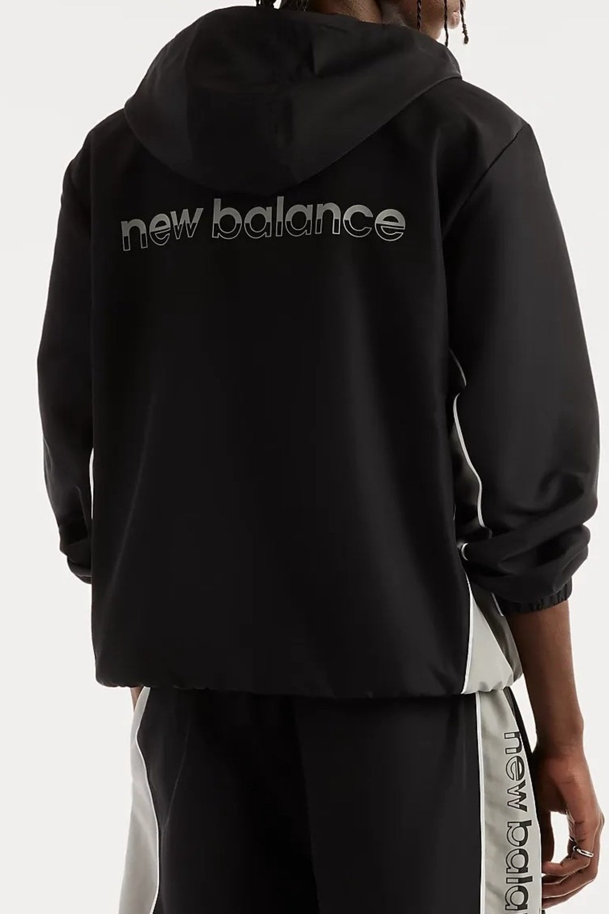 NEW BALANCE MJYSJ TRACKSIDE WOVEN JACKET en color NEGRO  (2)