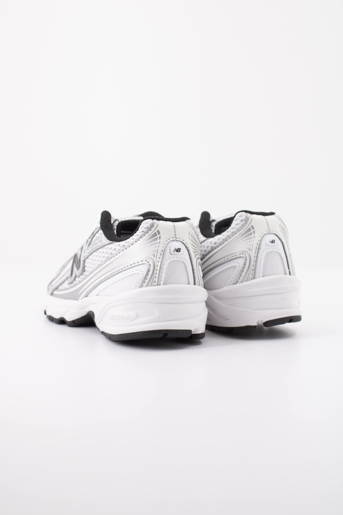 NEW BALANCE PZ NW DEPORTIVO en color PLATA  (4)