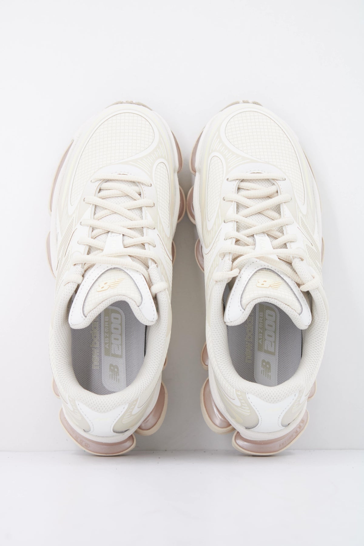 NEW BALANCE U en color BLANCO  (3)
