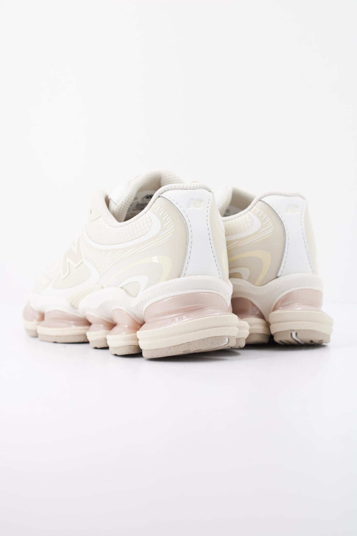 NEW BALANCE U en color BLANCO  (4)