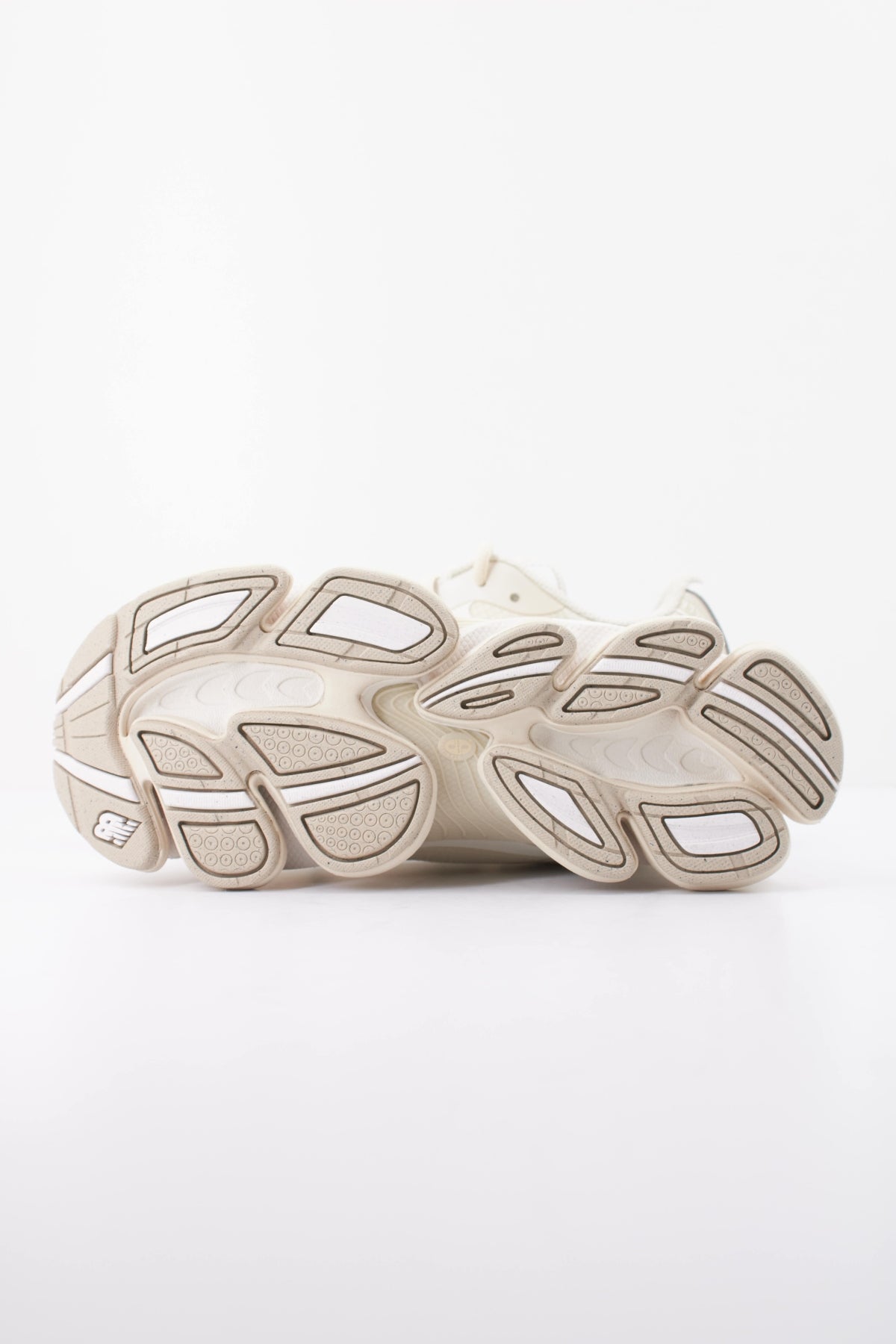 NEW BALANCE U en color BLANCO  (5)