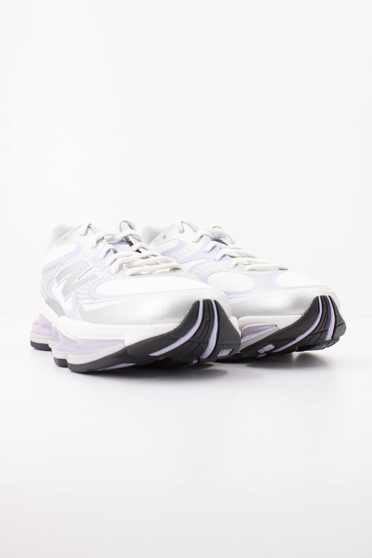 NEW BALANCE U en color PLATA  (2)