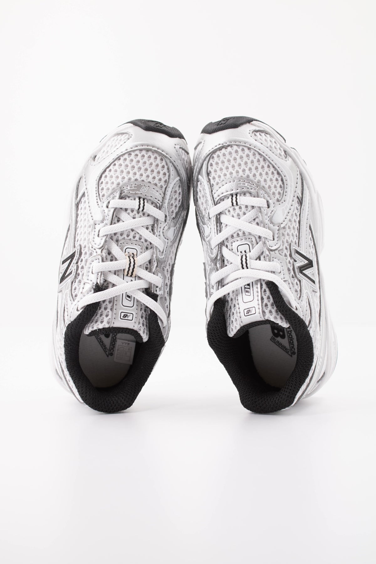 NEW BALANCE IZ NW DEPORTIVO en color PLATA  (3)