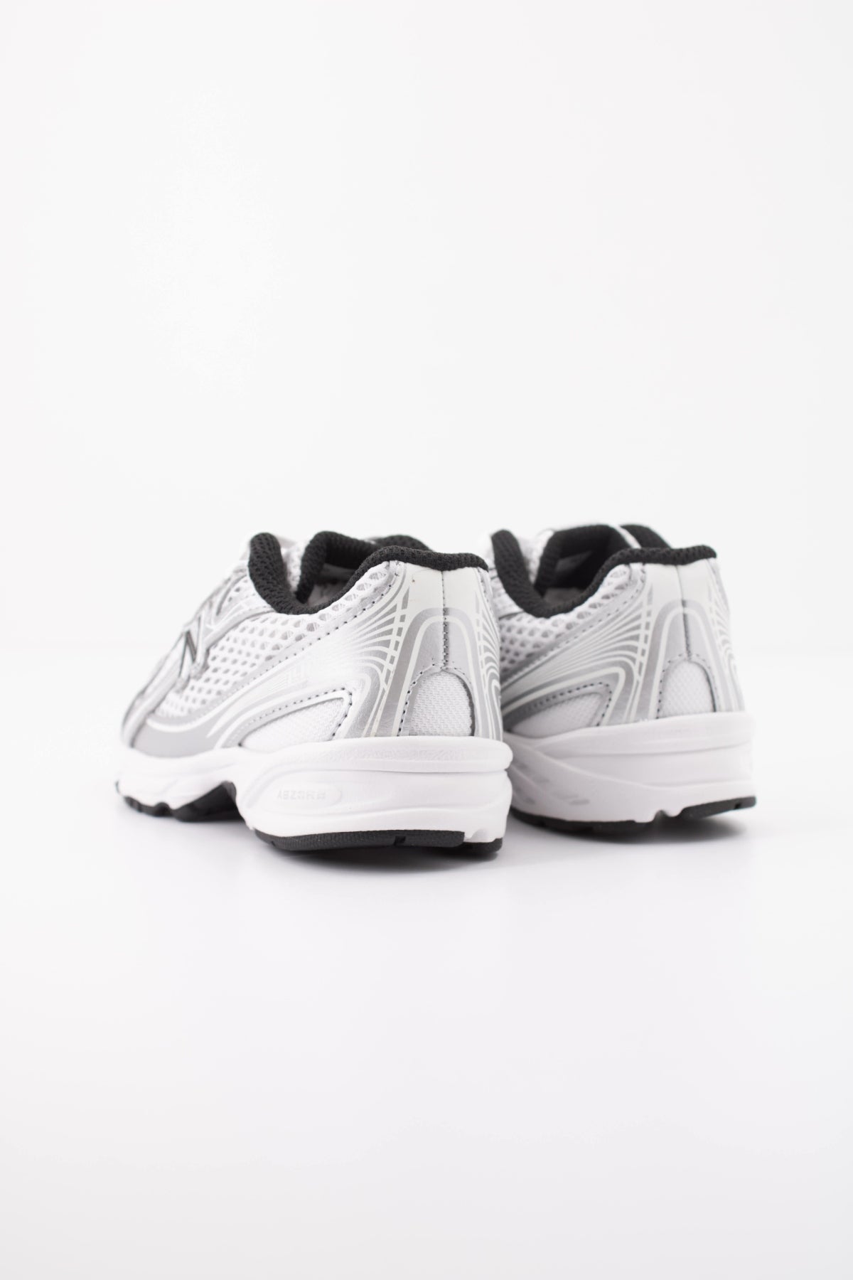 NEW BALANCE IZ NW DEPORTIVO en color PLATA  (4)