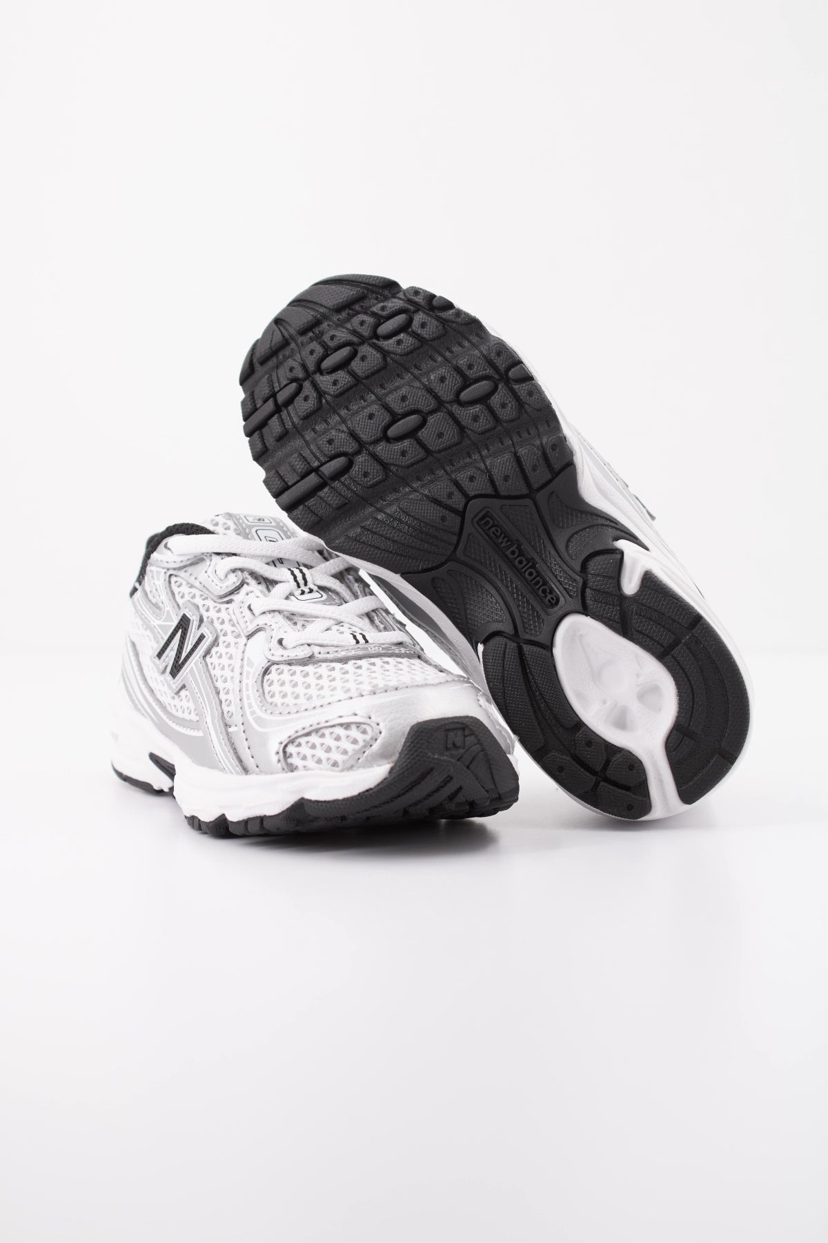 NEW BALANCE IZ NW DEPORTIVO en color PLATA  (5)