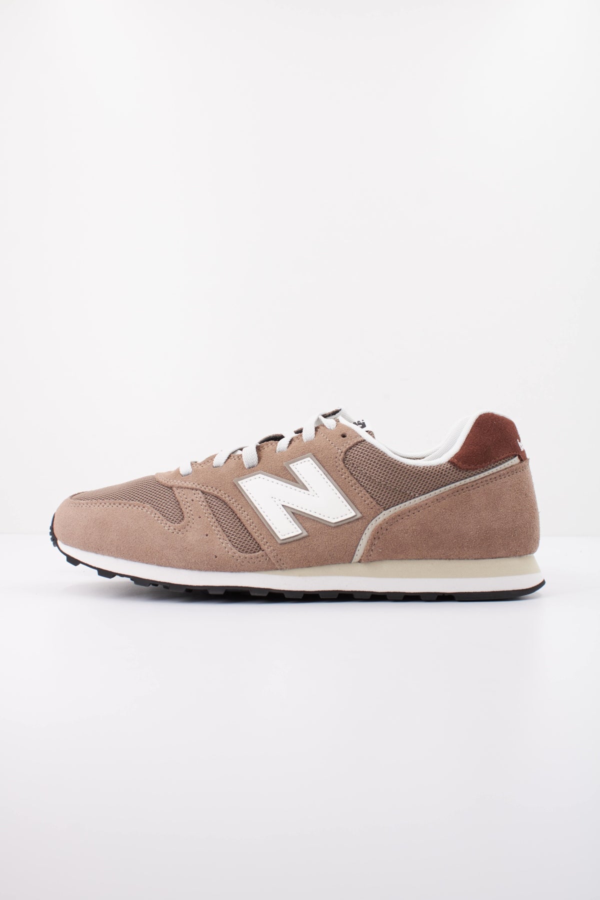 NEW BALANCE ML XA DEPORTIVO en color MARRON CLARO  (1)