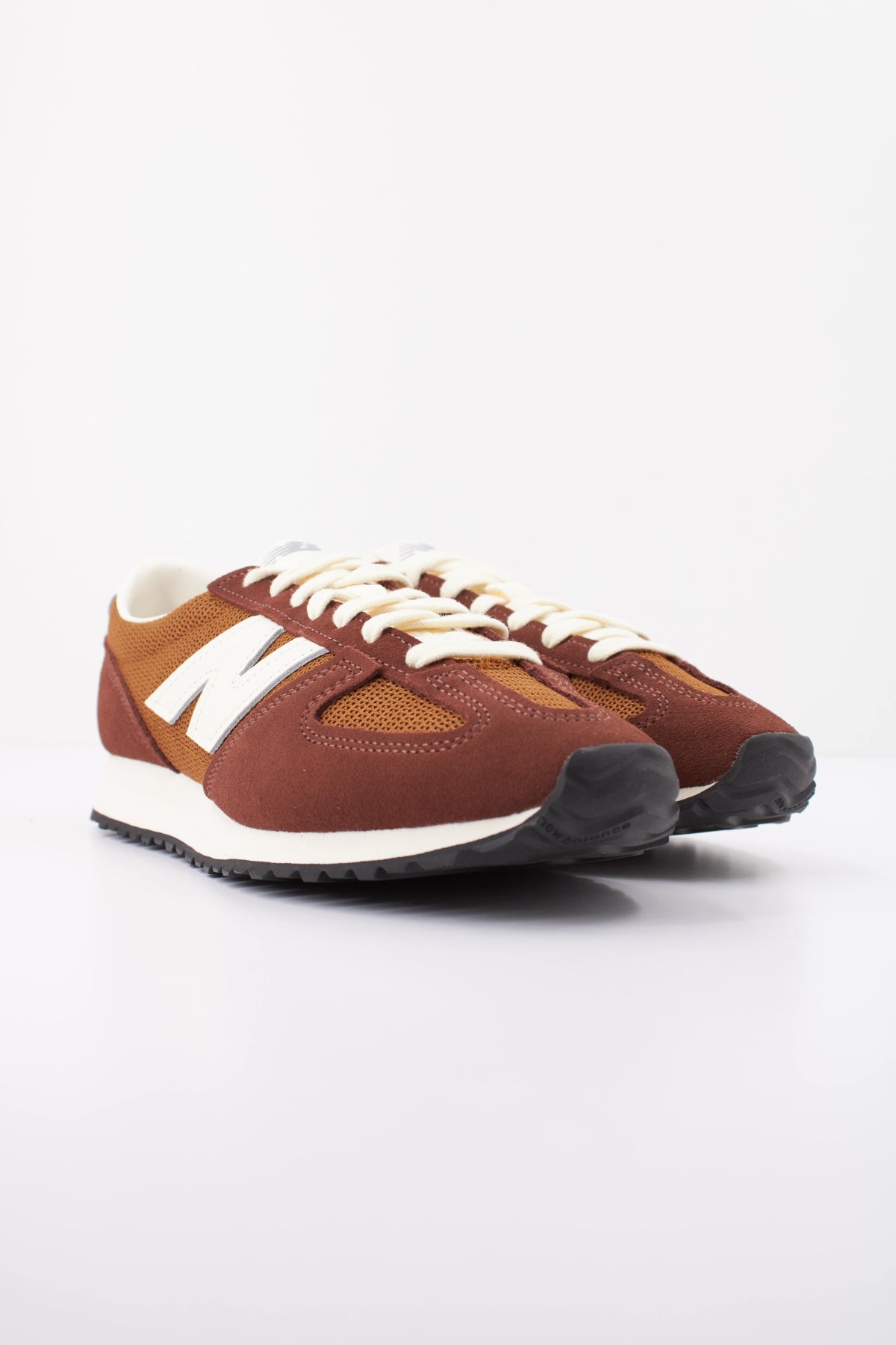 NEW BALANCE U G DEPORTIVO en color MARRON  (2)