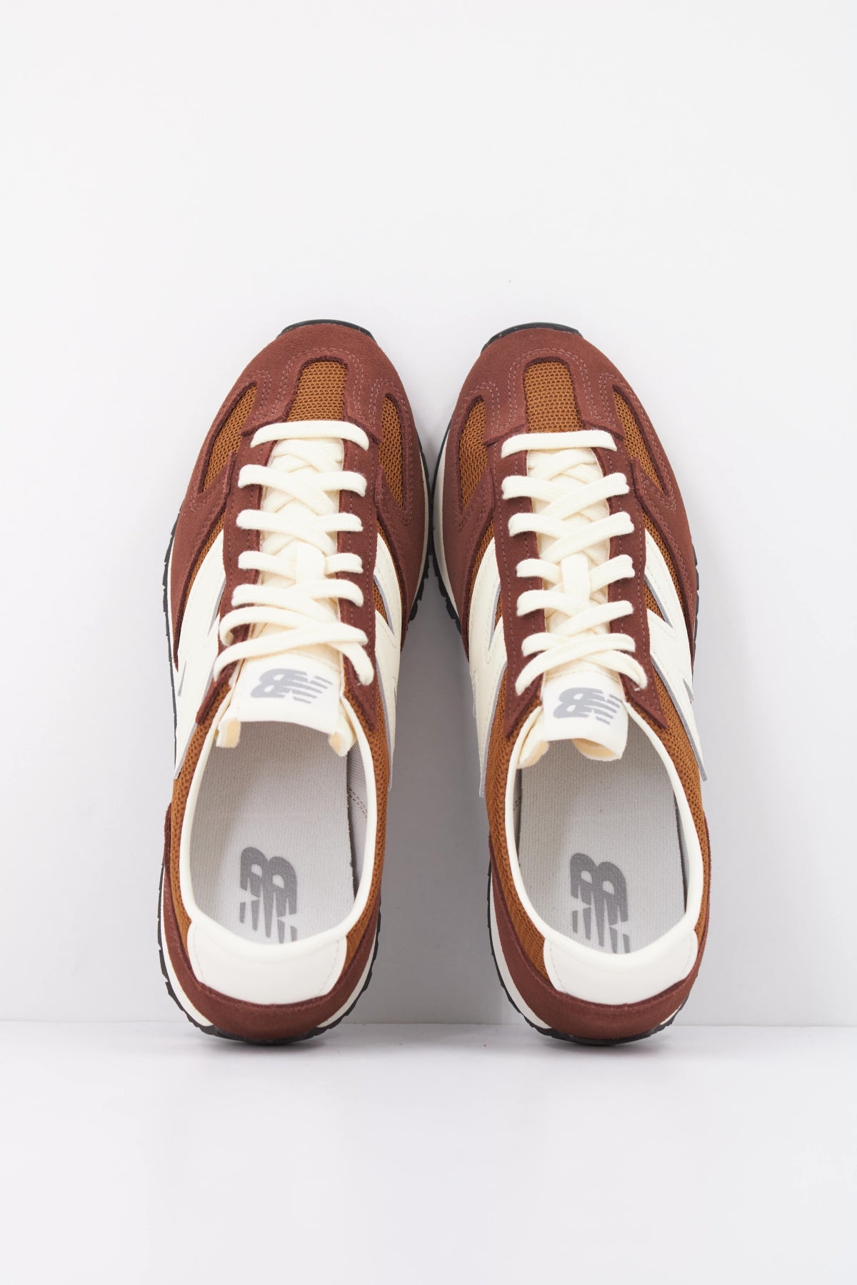 NEW BALANCE U G DEPORTIVO en color MARRON  (3)