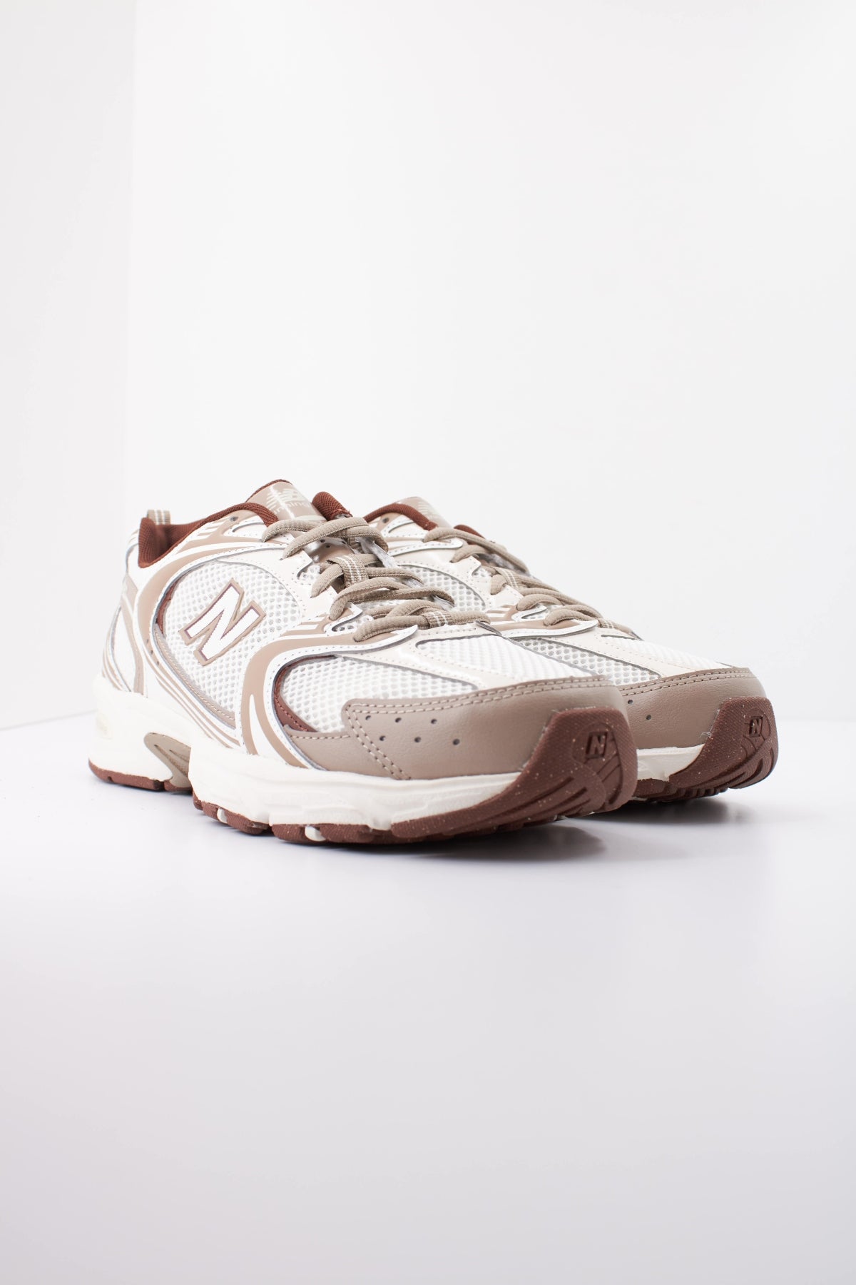 NEW BALANCE U COB DEPORTIVO en color BEIS  (2)