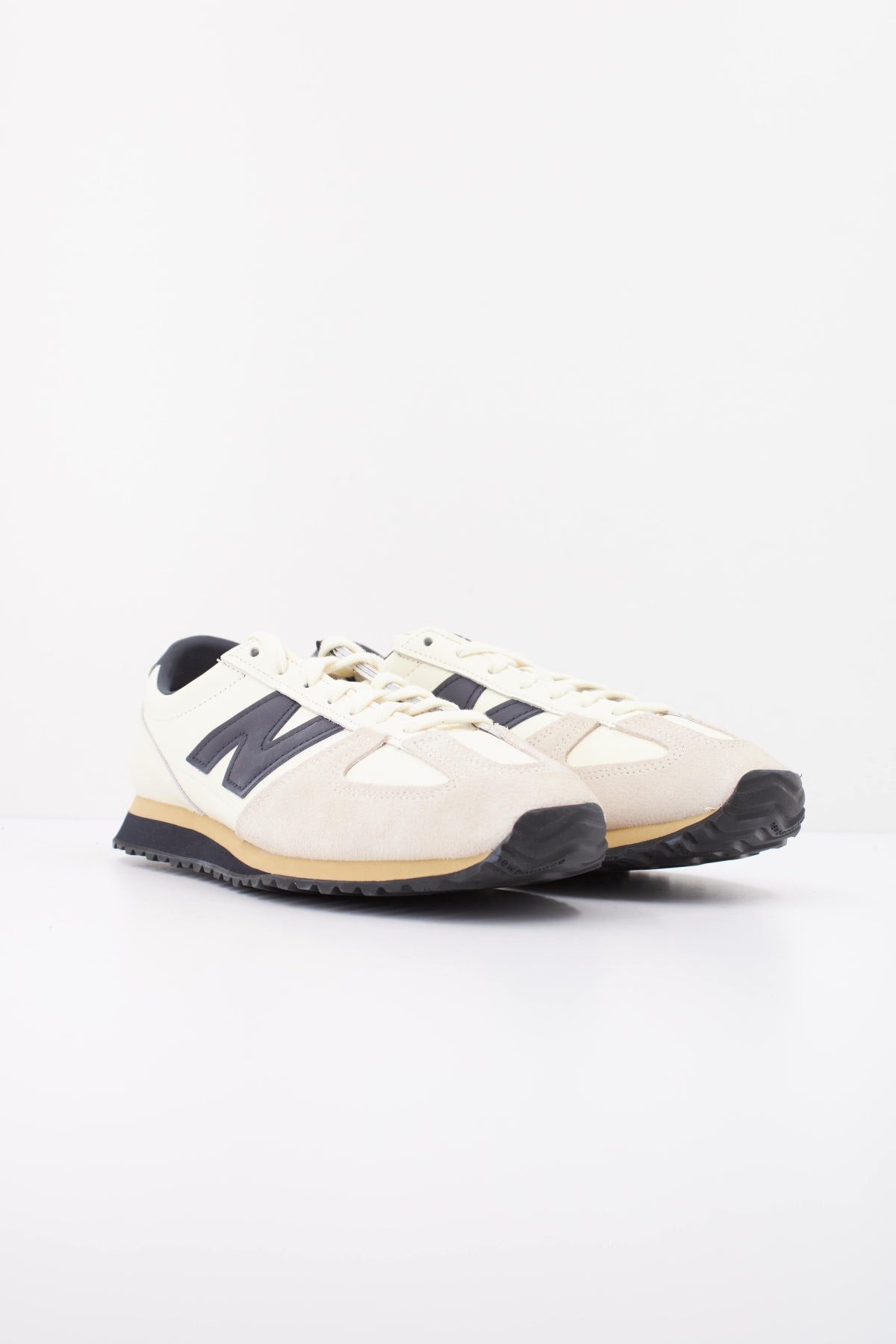 NEW BALANCE U EX  en color BEIS  (2)