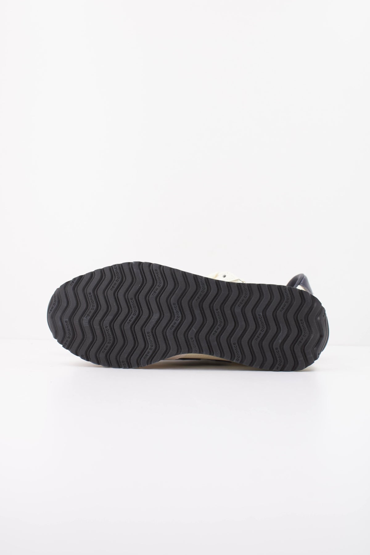 NEW BALANCE U EX  en color BEIS  (5)