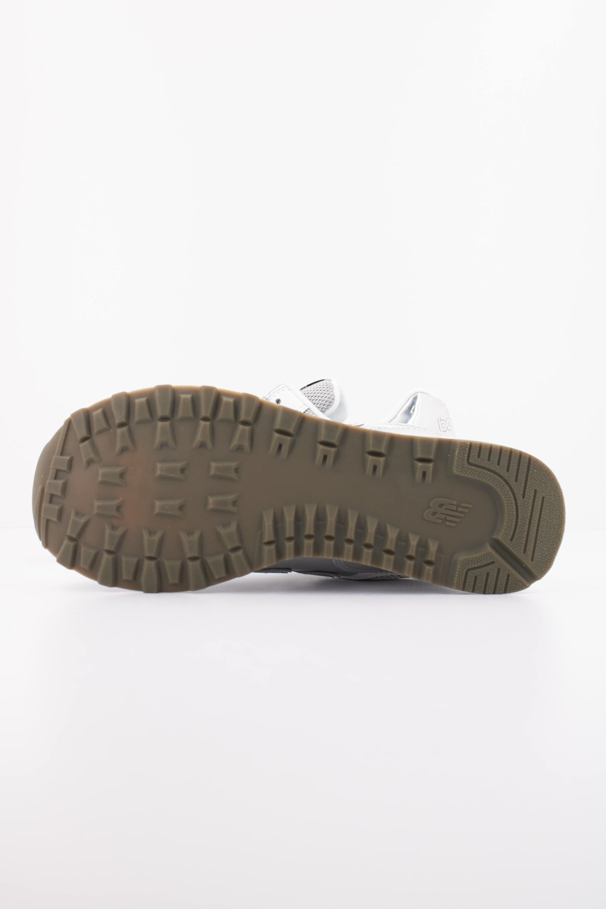NEW BALANCE W  DEPORTIVO en color PLATA  (5)