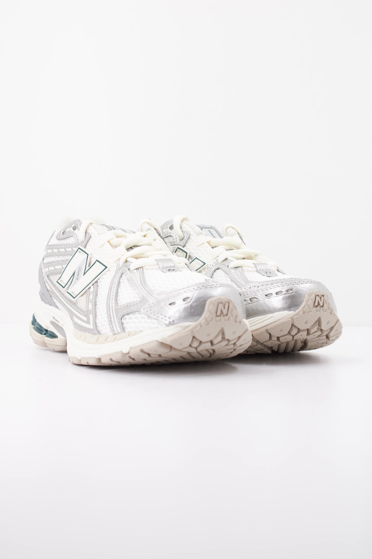 NEW BALANCE M en color PLATA  (2)