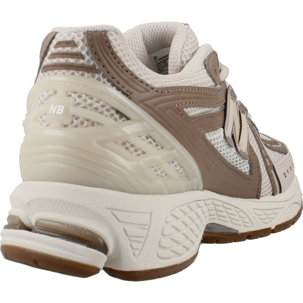 NEW BALANCE U FG DEPORTIVO en color BEIS  (3)