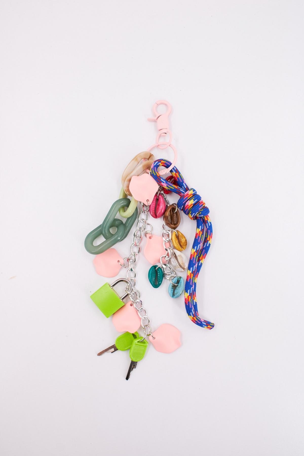 STICKY BESTIE BAG CHARM en color ROSA  (1)