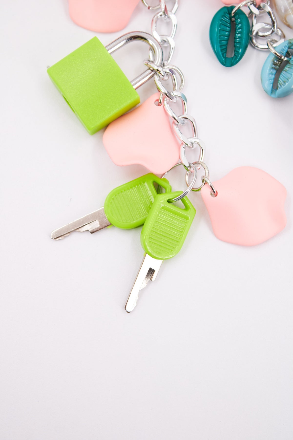 STICKY BESTIE BAG CHARM en color ROSA  (2)