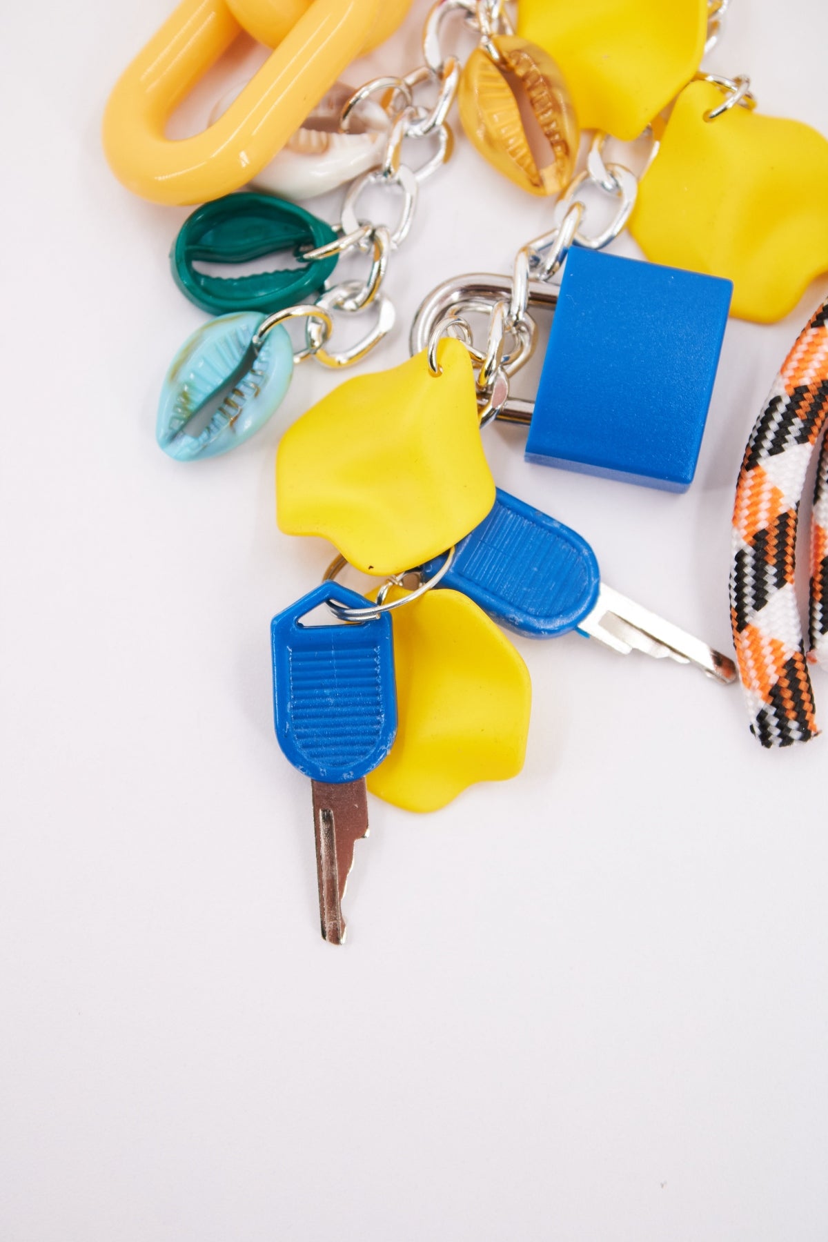 STICKY BESTIE BAG CHARM en color AMARILLO  (2)