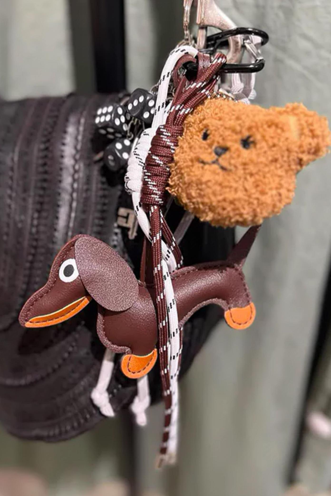 STICKY BESTIE BAGCHARM BCH  en color MARRON  (2)