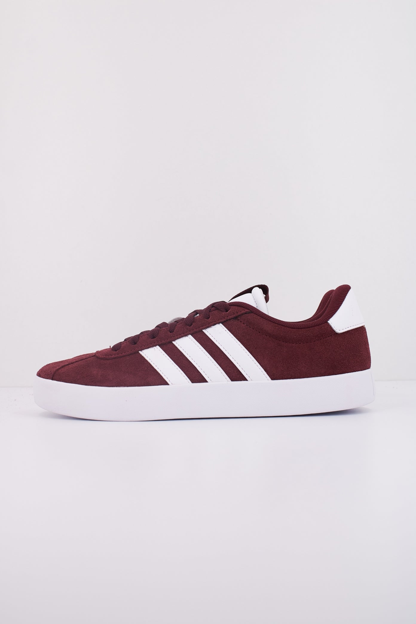 ADIDAS VL COURT . en color BURDEOS  (1)