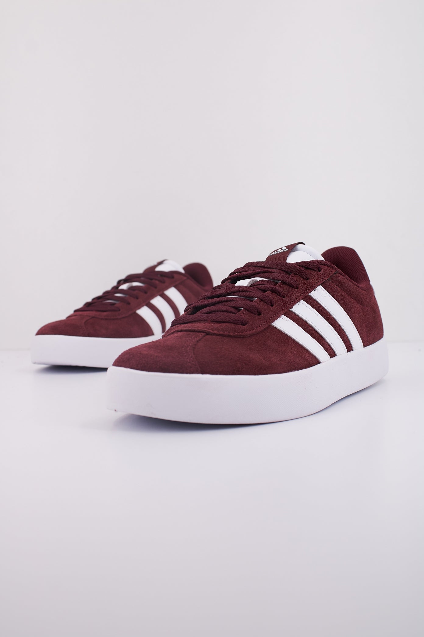 ADIDAS VL COURT . en color BURDEOS  (2)