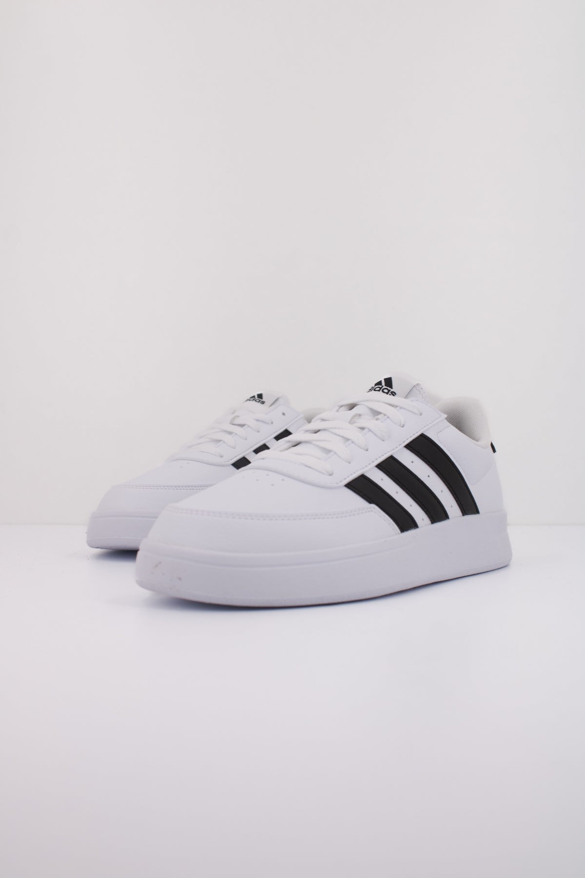 ADIDAS BREAKNET . en color BLANCO  (2)