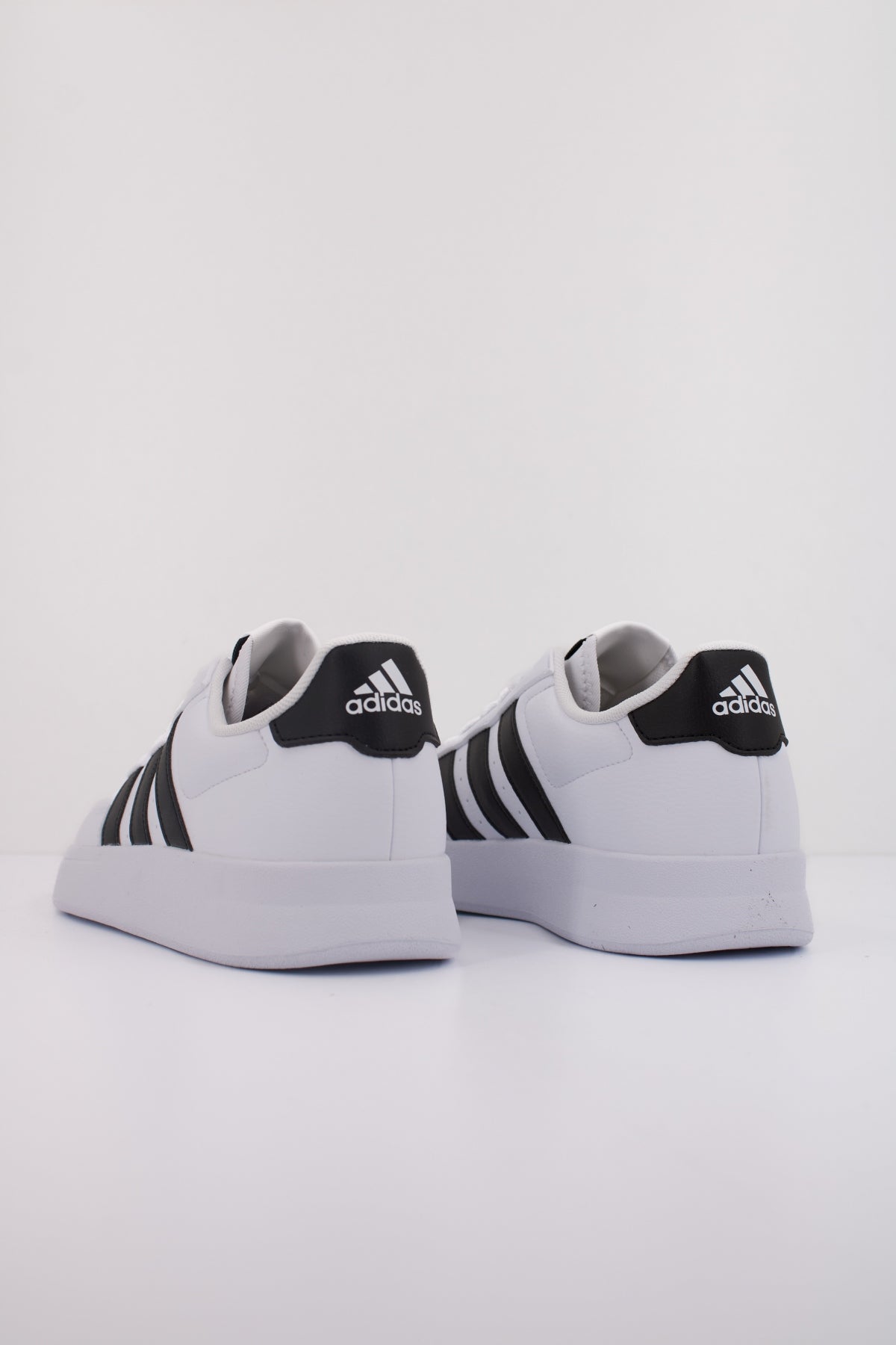 ADIDAS BREAKNET . en color BLANCO  (4)