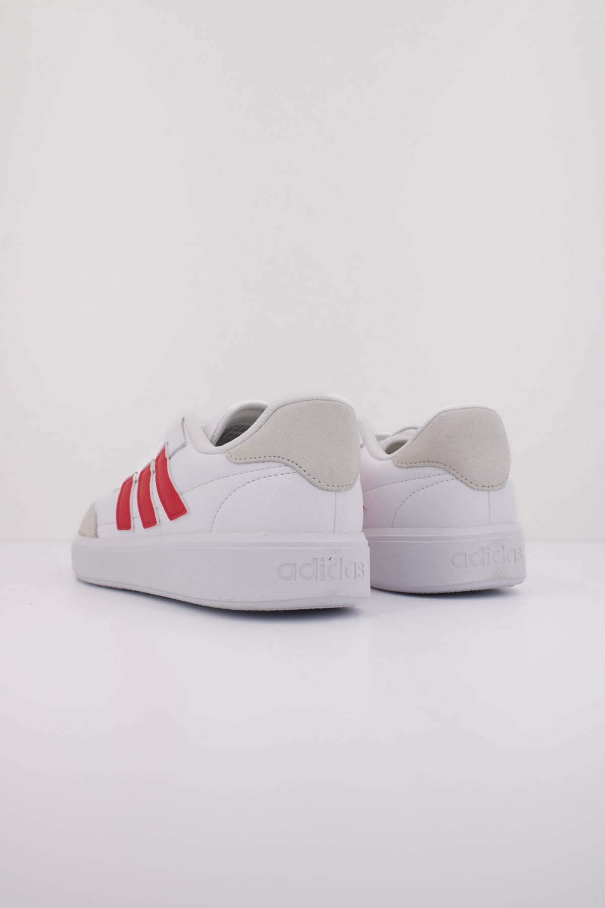 ADIDAS COURTBLOCK en color BLANCO  (4)