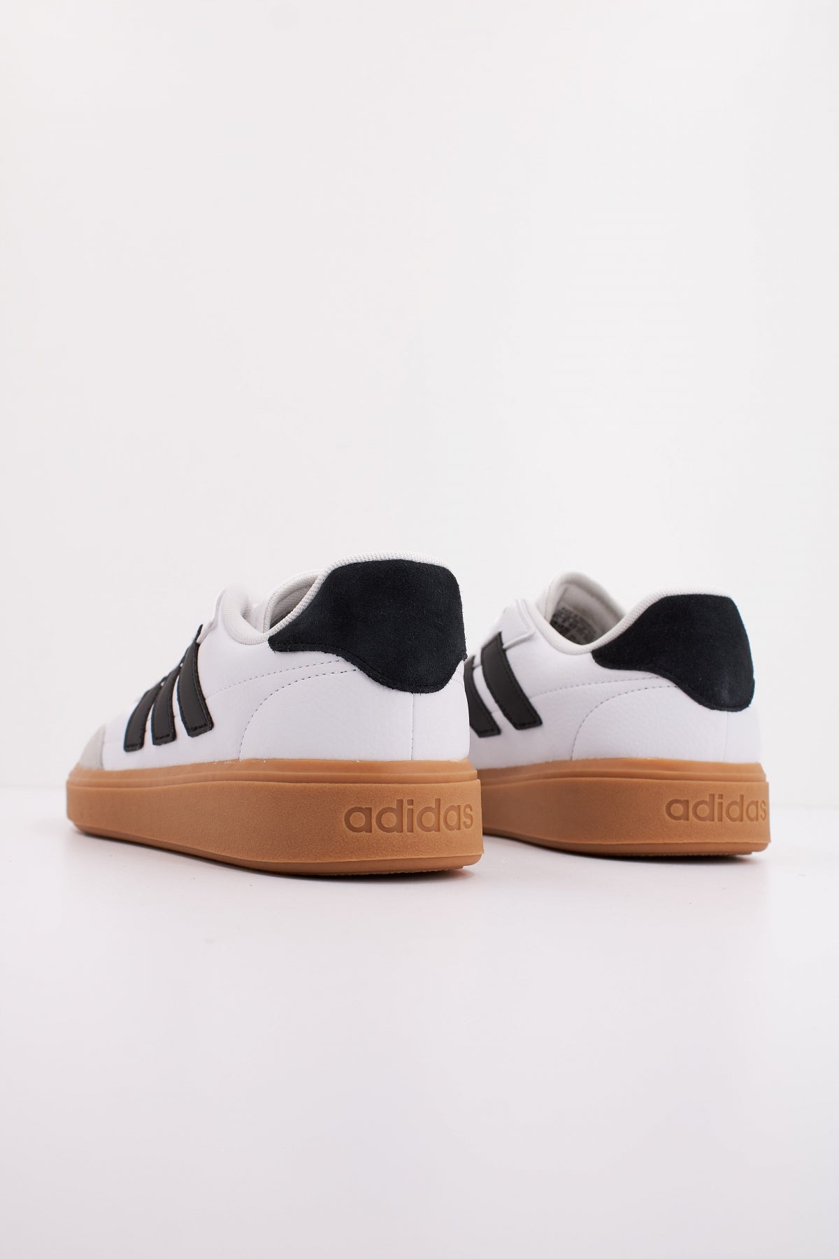 ADIDAS COURTBLOCK en color BLANCO  (4)