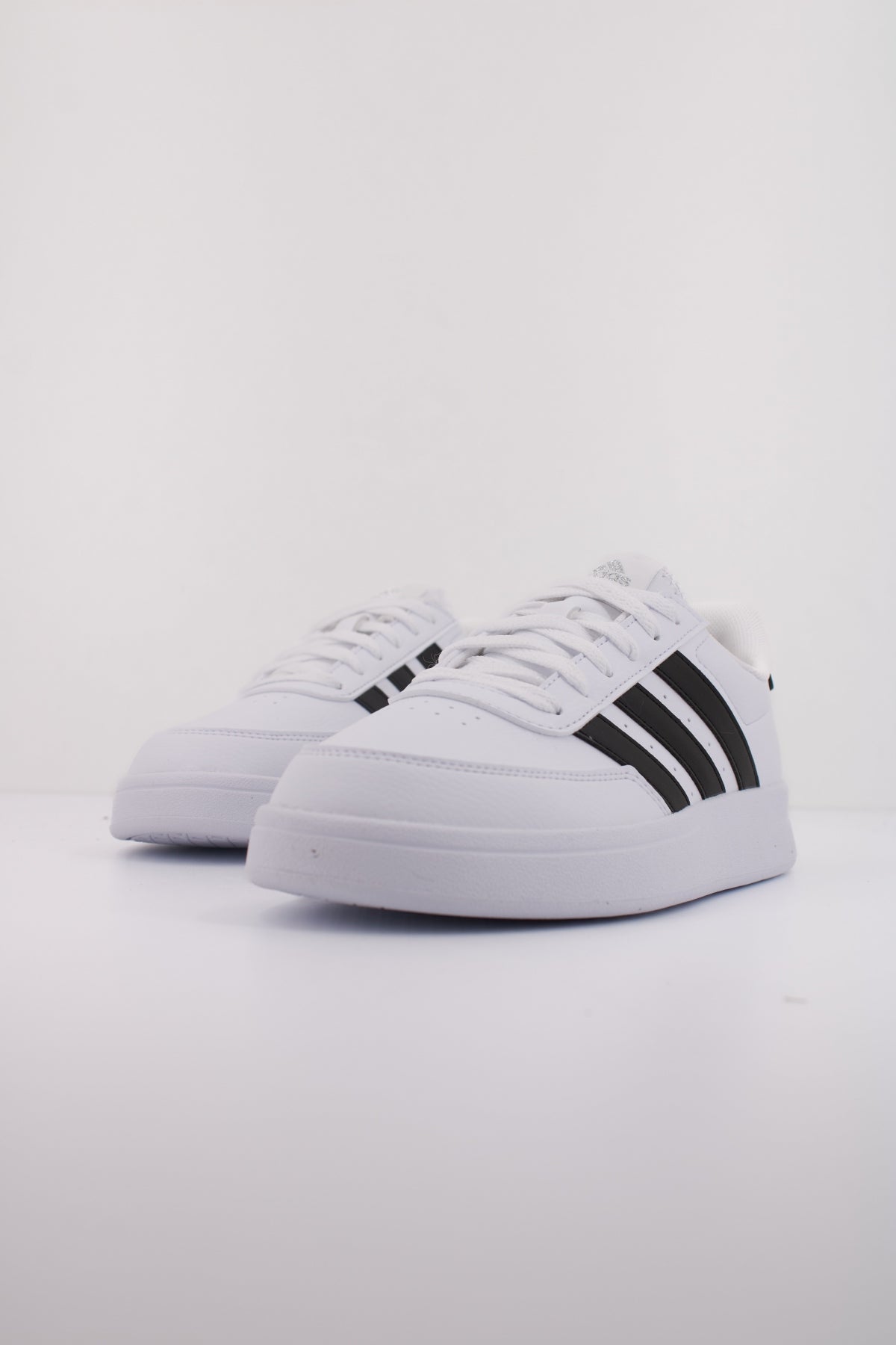 ADIDAS BREAKNET . en color BLANCO  (2)