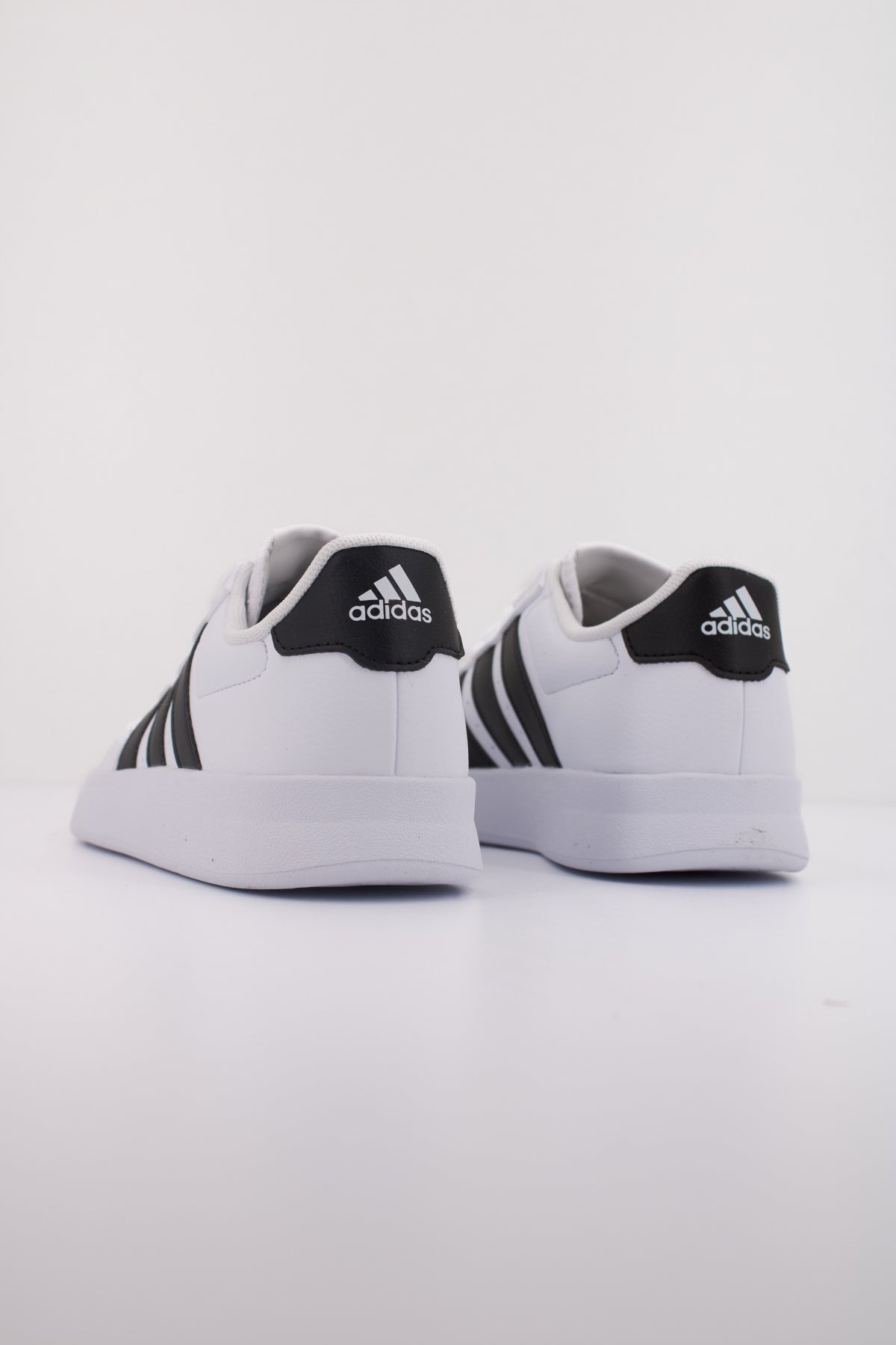 ADIDAS BREAKNET . en color BLANCO  (4)