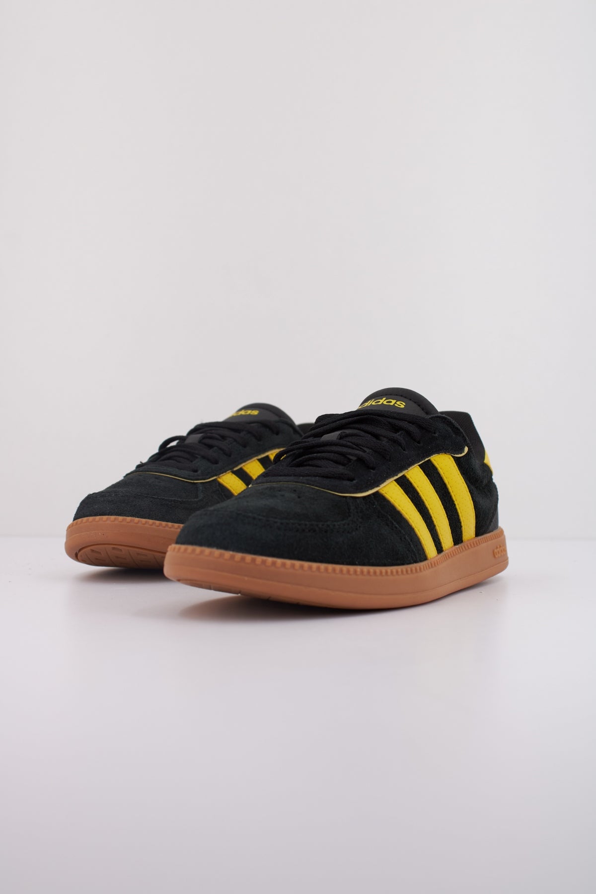 ADIDAS BREAKNET SLEEK en color NEGRO  (2)