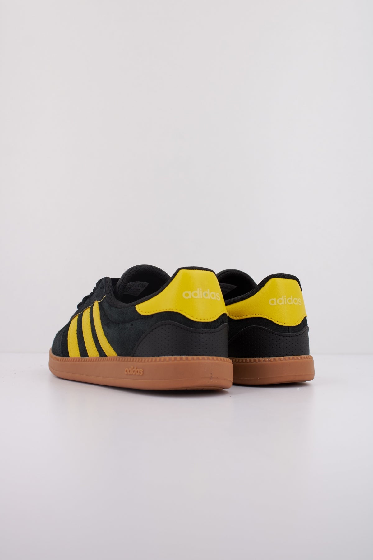 ADIDAS BREAKNET SLEEK en color NEGRO  (4)