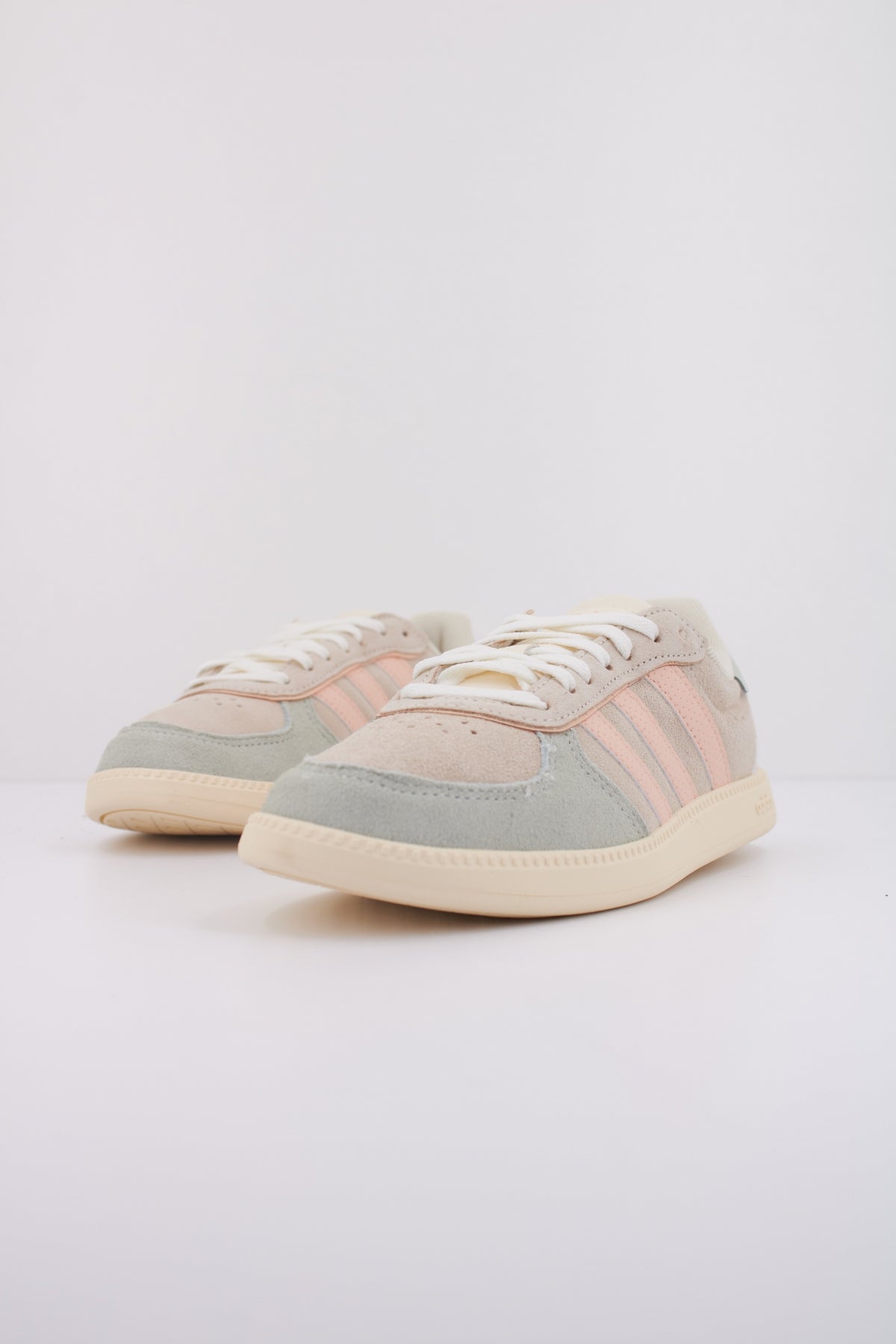 ADIDAS BREAKNET SLEEK en color MULTICOLOR  (2)
