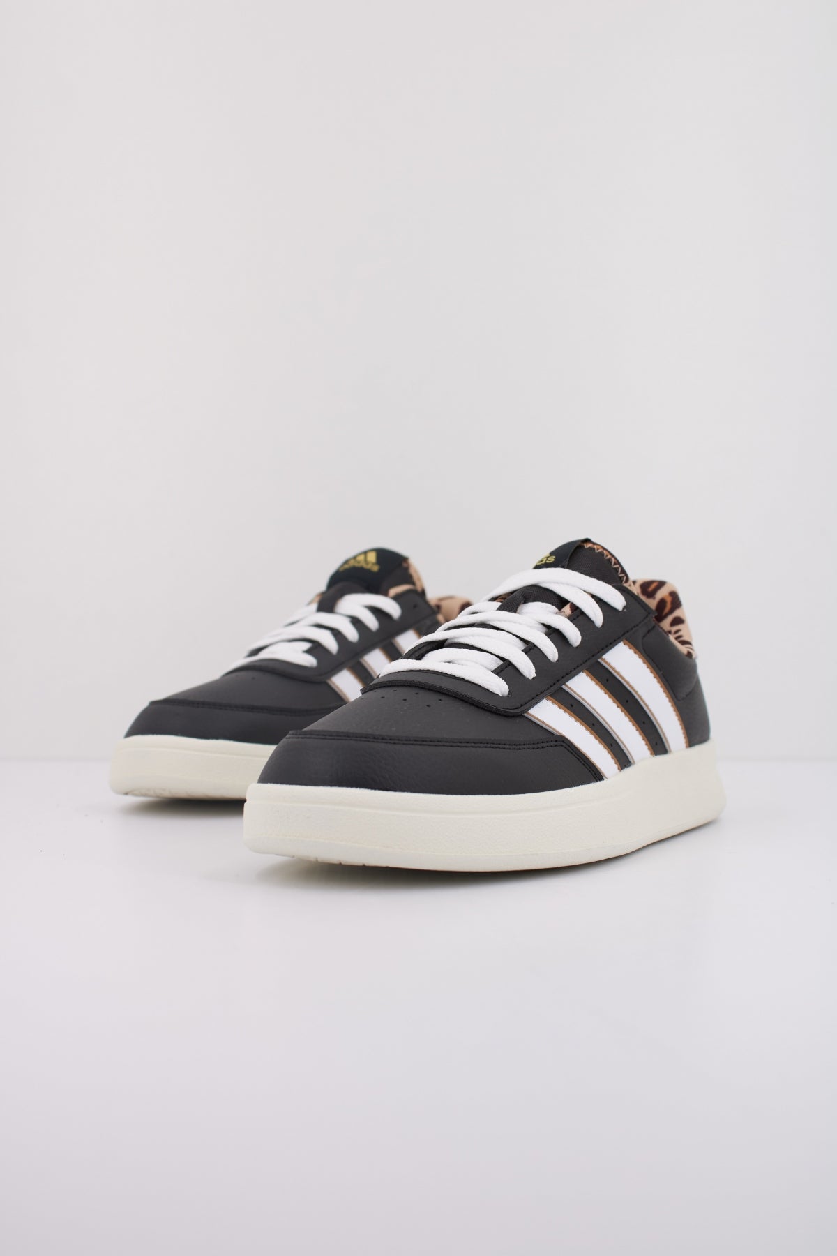 ADIDAS BREAKNET . en color NEGRO  (2)