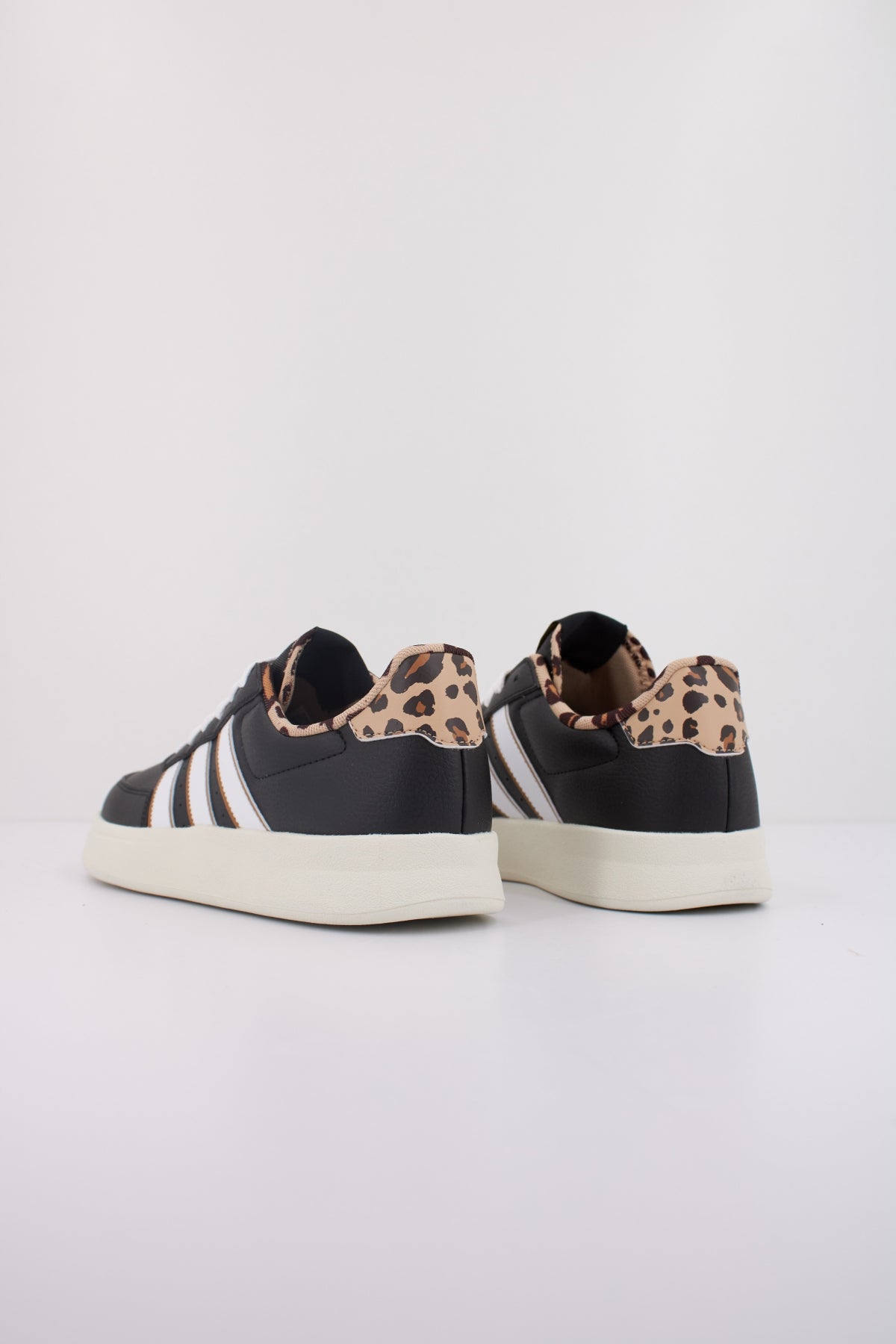 ADIDAS BREAKNET . en color NEGRO  (4)