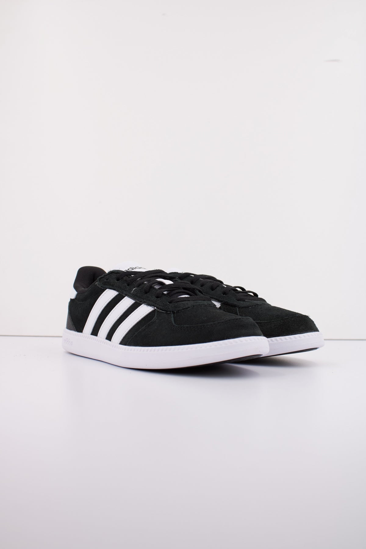 ADIDAS BREAKNET SLEEK en color NEGRO  (2)