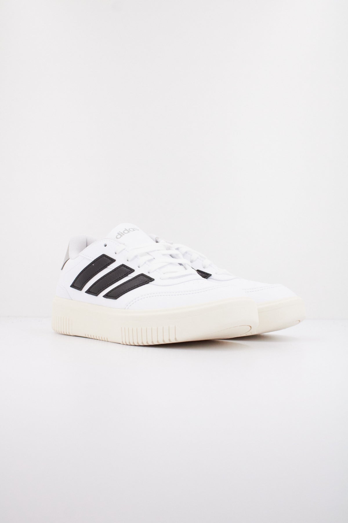 ADIDAS COURTBLOCK BOLD en color BLANCO  (2)